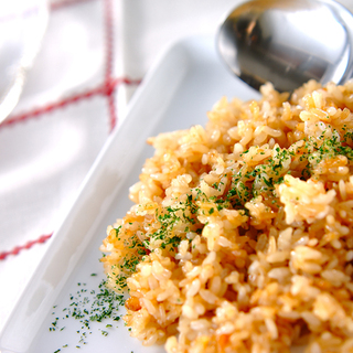 にんにく風味でスタミナ満点◎ステーキに負けない主役級「ガーリックライス」レシピ