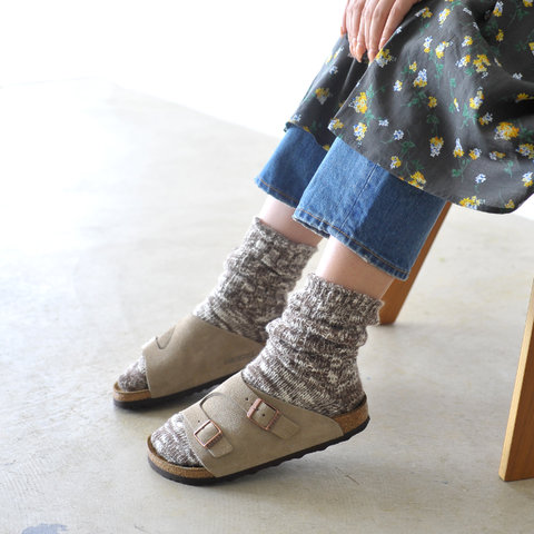 今履いているサンダル 秋まで楽しみましょ サンダル 靴下 の足元コーデ帖 キナリノ