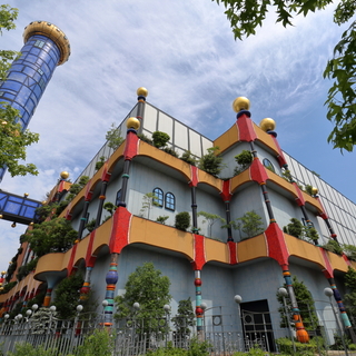 曲線の美しさがそのまま建物に。日本でも楽しめる「フンデルトヴァッサー建築」