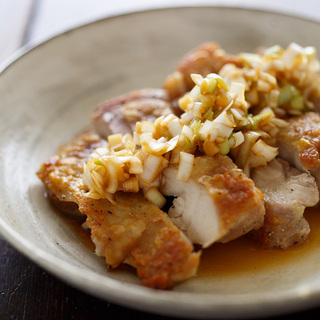 食欲そそるねぎの香味だれ！パリッとジューシーな「油淋鶏（ユーリンチー）」の作り方