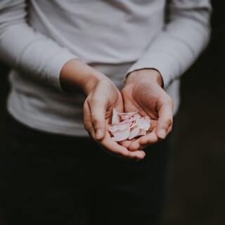 人付き合いで感じる、その疲れ。 "深読み"し過ぎのせいかも。