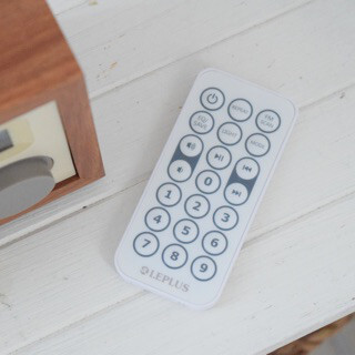 長い夜に何して過ごす？テレビを消して音だけを感じる、『ラジオ』という選択。