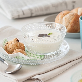 しずくのような美しさ。イッタラの傑作『カステヘルミ』でつくる爽やかな食卓