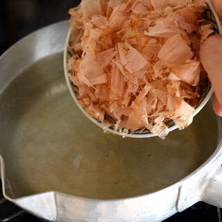 和食の原点【基本だし6種】を比較！「焼きあご」と「かつお」でどう違う？