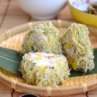 お弁当にもぴったり♪華やか&しっとり《オイルおにぎり》のレシピ