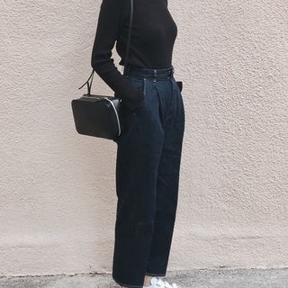 長袖一枚が丁度いい。シンプルな「ロングTシャツ」で作る大人の秋スタイル