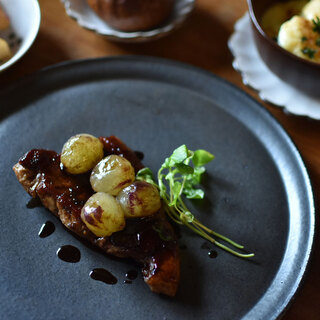 お料理がグッと素敵に見える。「黒いお皿」の盛り付けアイデア集