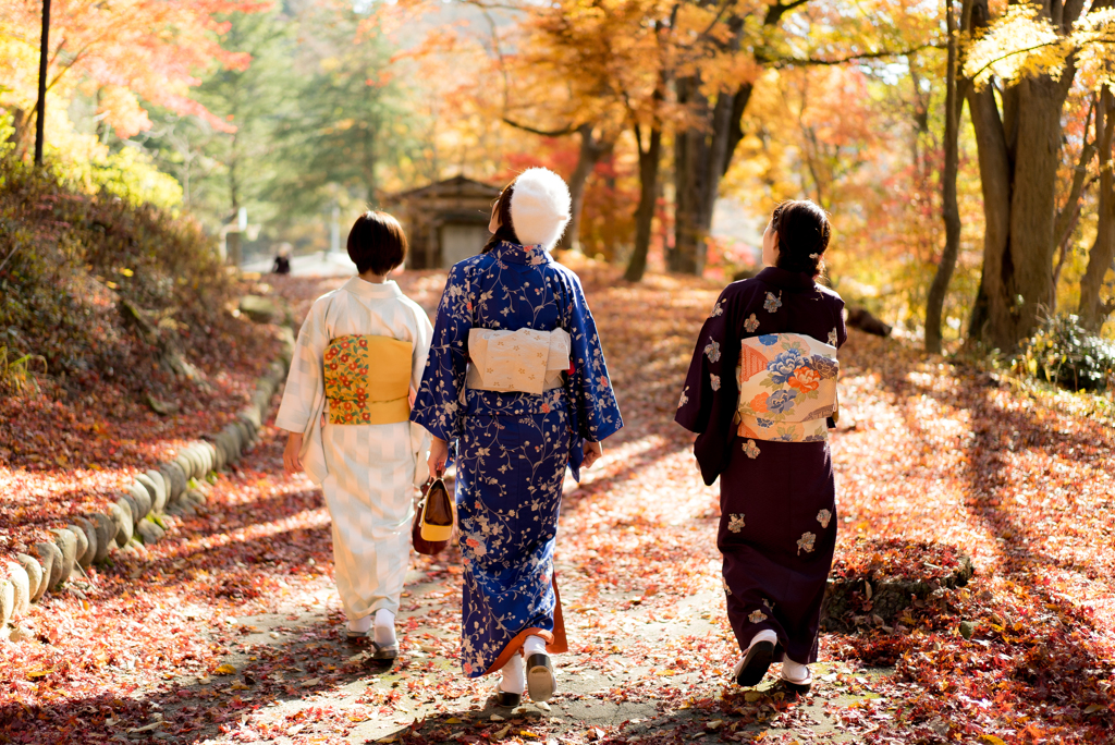 紅葉の名所へお出かけ。源氏物語にも登場した？「紅葉狩り