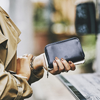 サイズ感が可愛いだけじゃない。大人の女性が「コンパクト財布」を選ぶ理由