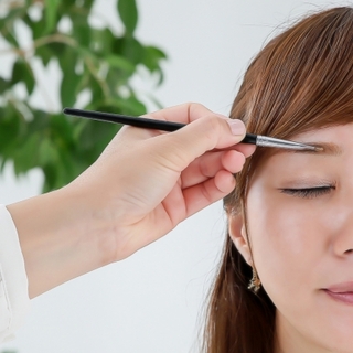 簡単なのに効果的♪憧れの“小顔さん”に近づく【メイク方法&ヘアアレンジのコツ】