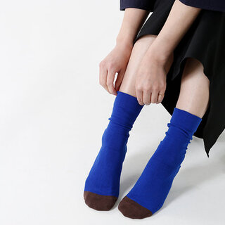 カラーソックスで垢抜けコーデ♪すぐに真似したい「足元テクニック」見本帳