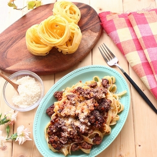 簡単なのに、ぜいたく気分。お肉とトマトたっぷり「ボロネーゼ」のアレンジレシピ
