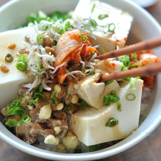 ヘルシー＆簡単でお夜食にも♪「豆腐丼」のアレンジレシピ集めました