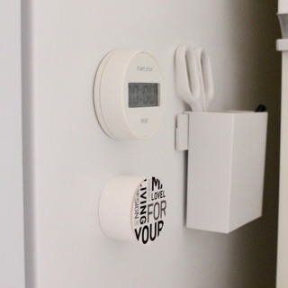 どこでも収納棚に。「マグネット収納」でキッチンや洗面所をすっきり整理♪