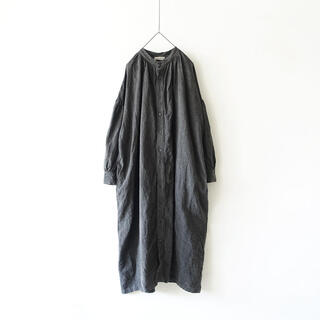 白ワンピ＆黒ワンピの脱・定番コーデ！丈や袖・上手に着るコツは？