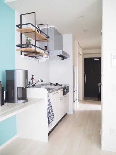 ちょこっと模様替え 狭い キッチン を広々と明るく見せる工夫 キナリノ