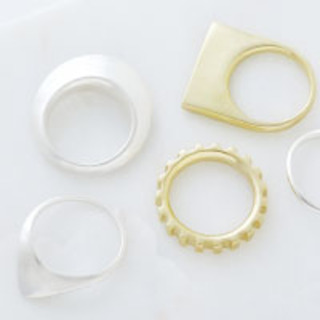 シンプルコーデを印象的に導く。大人の女性の“少しだけエッジィ”なアクセサリー