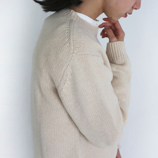 ナチュラルコーデの定番カラー「ベージュ」。冬コーデにはどう取り入れる？