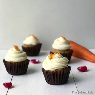 クリームがのったおしゃれな姿♪ギフトにもおすすめの「キャロットケーキ」レシピ