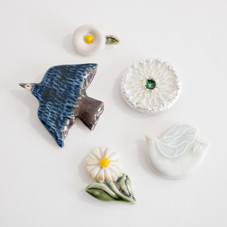 お気に入りと一緒に…【ブローチ】で冬の装いに素敵なアクセントを！