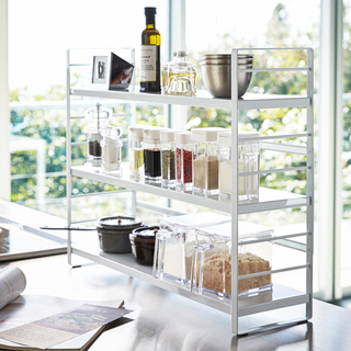 キッチンのスペースをムダなく使う。「収納ラック」活用アイデア