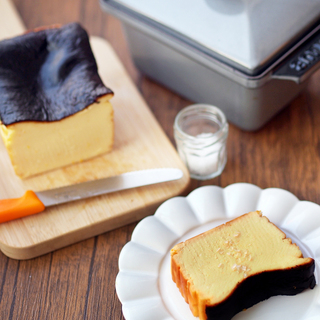 簡単なのにおしゃれ＊真っ黒なビジュアルが気になる「バスクチーズケーキ」