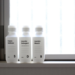 ひと手間でランドリーすっきり。ボトルとラベルで作るおしゃれな収納アイデア