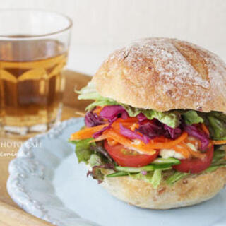 《バンズ×具材》で自由にデザイン♪おうちで「手作りハンバーガー」を楽しもう