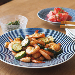 大きすぎるくらいが丁度良い【大皿】を食卓の主役にしてみよう