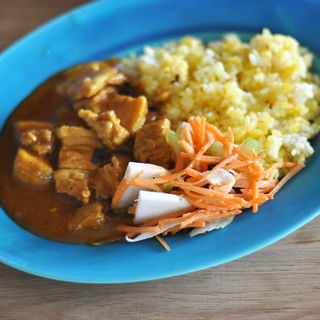 手作りカレーがパッと引き立つ！【カレーの器＆スプーン】でおうちカフェを楽しもう