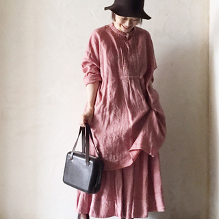 大人可愛いを叶える色。「ダスティピンク」で“控えめな甘さ”を身に纏って