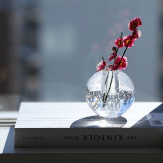 一輪あるだけで心安らぐ。『小さなフラワーベース』とお手入れ方法について