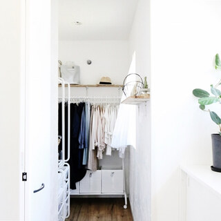 朝の支度をスムーズにする「クローゼット」の収納アイディア