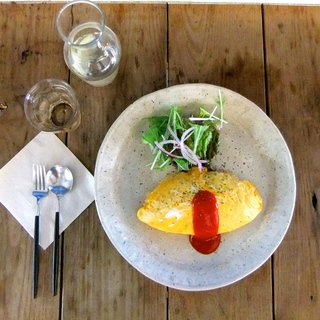 おしゃれな空間も楽しめる、都内カフェの「絶品オムライス」まとめ