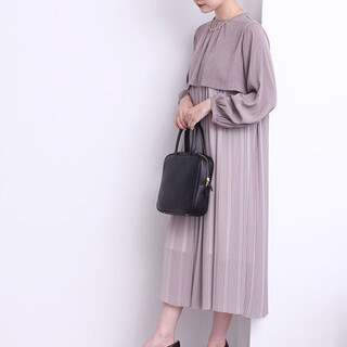 シンプルに、華やかに。もう悩まない「二次会コーデ」のポイント