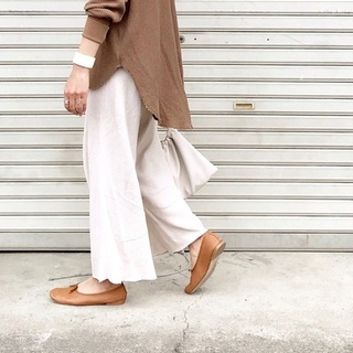 ぺたんこ派さんの足元の「新定番」。気になる《甲深シューズ》のコーディネート