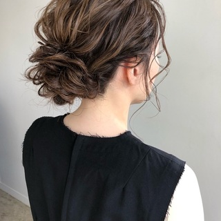 大人っぽく仕上げるなら低めが素敵。《ローポニー・シニヨン・編みおろし》アレンジ集