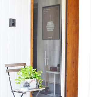 心がふっと軽くなる。「玄関インテリア」を整えるメリットとアイデア集