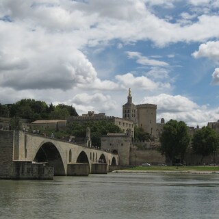 城壁に囲まれた南フランスの美しい都市…アヴィニョンでそぞろ歩きを楽しみませんか？