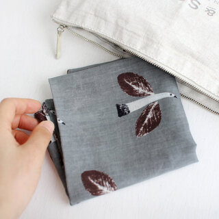 大人の女性のたしなみ。おしゃれなデザインの「ハンカチ」をカバンに忍ばせて