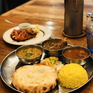 観光気分でスパイシーな舌の旅。東京駅周辺の本格カレー＆ミールスの名店