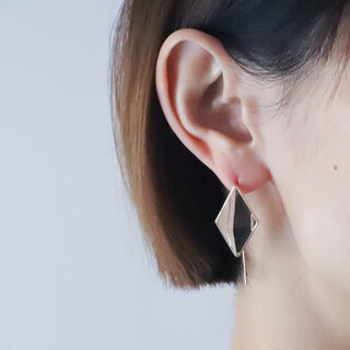 《素材別でご紹介♪》シンプルな装いもグッと華やぐ、爽やかなピアス（イヤリング）特集