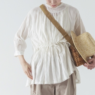 夏の帰省、何着ていく？シンプルで上品な『大人カジュアルコーデ』のコツ