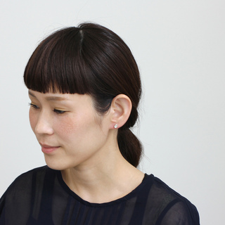 毎日身につけたい私の定番アクセ。「ちょこんとピアス」で、きらめく耳元＊