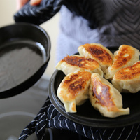 焦がさずパリッと 失敗しない 餃子の焼き方 サクサクの羽根作りのコツも キナリノ 焦がさずパリッと 失敗しない 餃子の焼き方 サクサクの羽根作りのコツも キナリノ