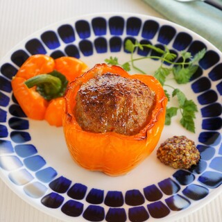 野菜や魚介に詰め込んで。テーブルが華やぐおしゃれな「詰め物料理」レシピ