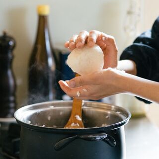 おむすび、おむすびちょっと詰めて♪【おにぎり】の握り方と素敵なうつわ