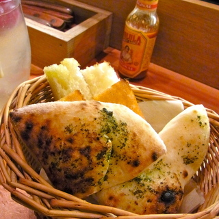 大好きと大好きの組み合わせ。今夜、都内【パン飲み】のお店に行かない?