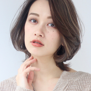 ひし形ヘアで小顔効果を。ショート～ミディアムまで大人ナチュラルなスタイル集