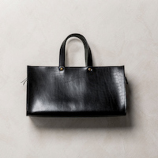 ほっこりし過ぎず、きちんと感。上品レザーバッグでワンランク上のおしゃれを